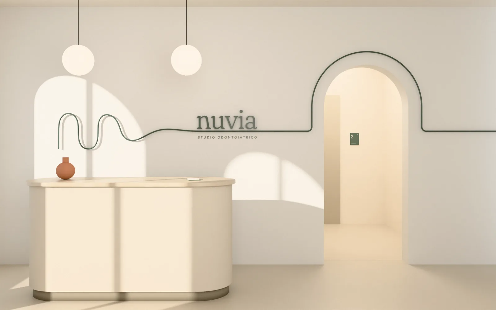 Accoglienza dello studio Nuvia: bancone chiaro con bordi arrotondati, lampade a sfera e la linea verde salvia che parte dalla N, sostiene il logotipo e si alza ad arco sopra il passaggio verso le sale