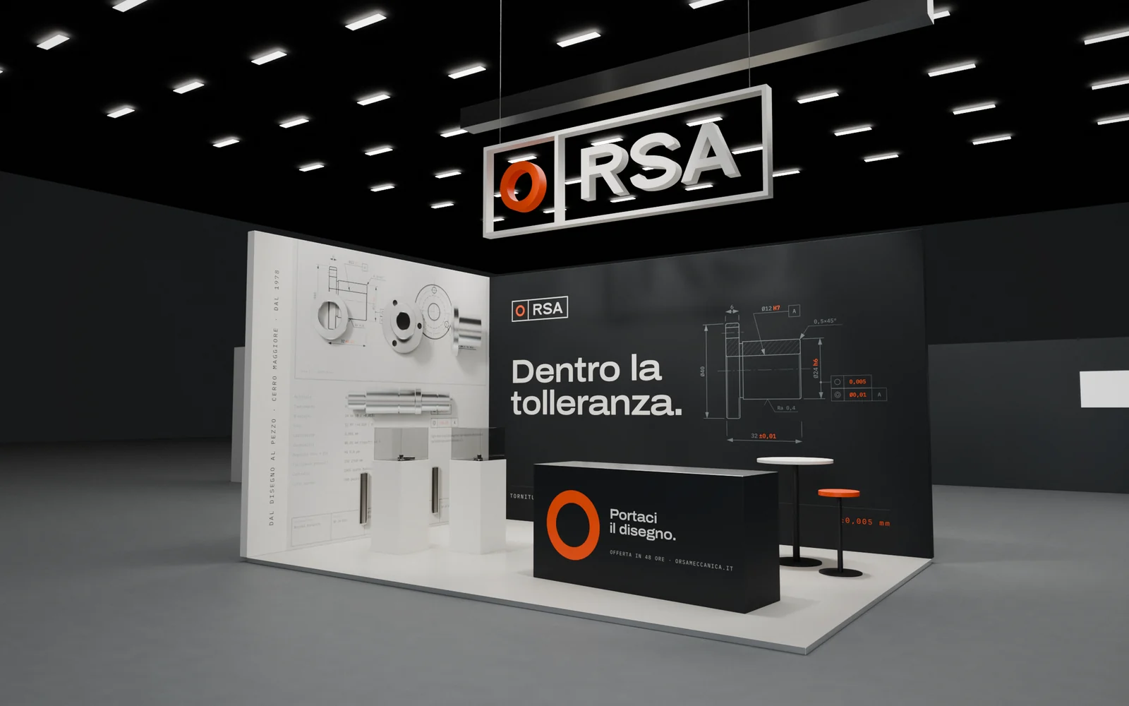 Stand fieristico ORSA ad angolo con insegna sospesa a forma di riquadro di tolleranza, parete grafite con il claim Dentro la tolleranza e un disegno tecnico, parete chiara con foto dei pezzi e bancone con la O arancio