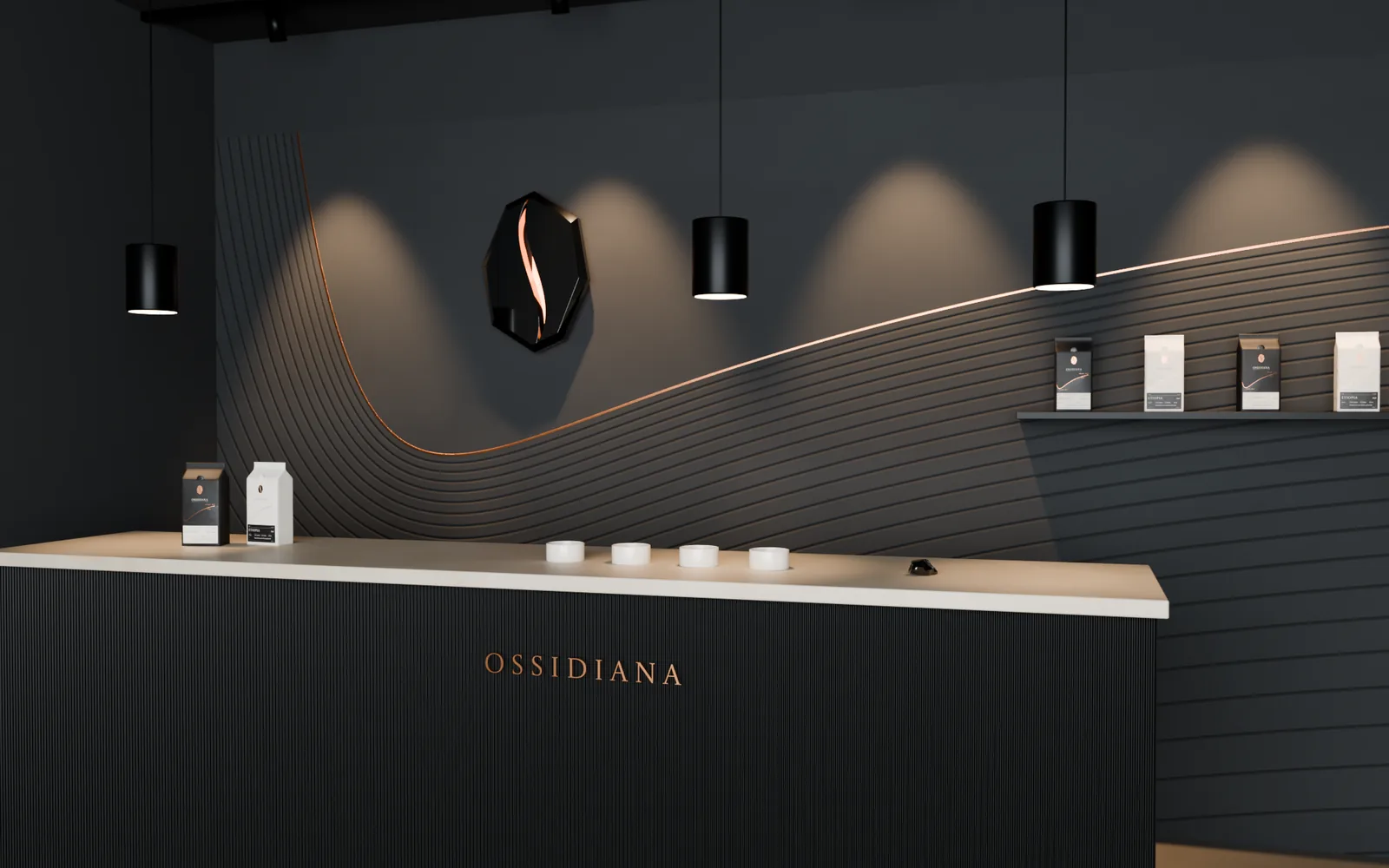 Banco d’assaggio nel laboratorio di Isola: parete scura incisa con le onde della curva di tostatura e un filo di rame continuo, insegna a chicco in vetro nero con la fenditura retroilluminata, bancone nero rigato con il logotipo in rame, lampade a sospensione e una mensola con i sacchetti.
