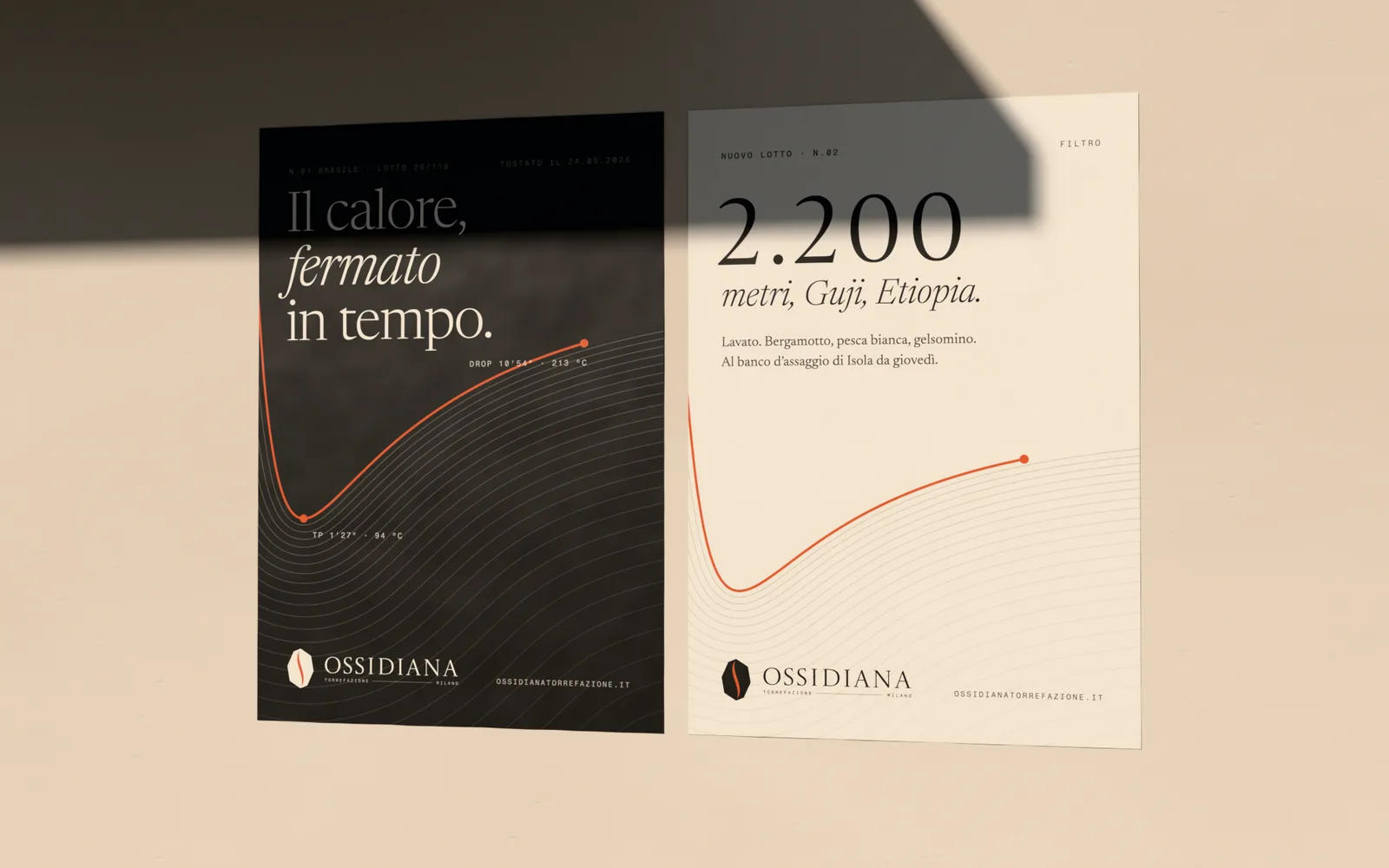 Due manifesti 70×100 incollati su un muro intonacato in ombra parziale: uno nero con il claim «Il calore, fermato in tempo.» e la curva del lotto Brasile, uno crema con «2.200 metri, Guji, Etiopia.» per il nuovo lotto filtro.